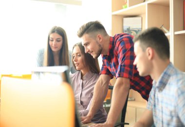 Smart casual modern gençlerin grup giymek bir beyin fırtınası dururken yaratıcı ofiste toplantısı.