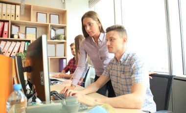 Smart casual modern gençlerin grup giymek bir beyin fırtınası dururken yaratıcı ofiste toplantısı.