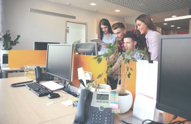 Smart casual modern gençlerin grup giymek bir beyin fırtınası dururken yaratıcı ofiste toplantısı.