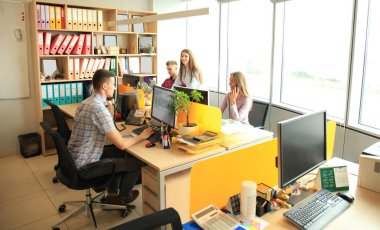 İş takım tartışma müşteri hizmet anlayışı.