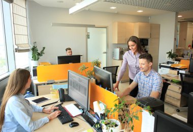 İş takım tartışma müşteri hizmet anlayışı.