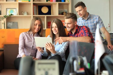 Tablet kullanma office gülümseyen iş adamları.