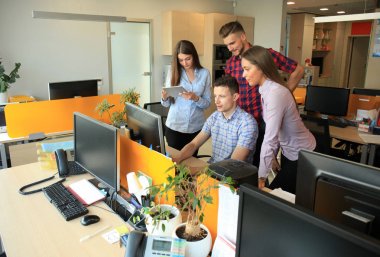 Smart casual modern gençlerin grup giymek bir beyin fırtınası dururken yaratıcı ofiste toplantısı.