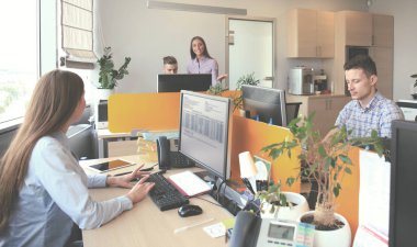 İş takım tartışma müşteri hizmet anlayışı.