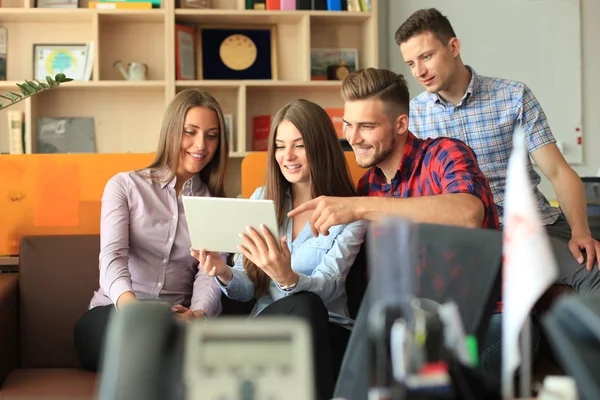 Tablet kullanma office gülümseyen iş adamları.