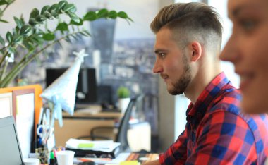 Başlangıç iş, modern ofisindeki bilgisayarda çalışan iki handsame işadamları.