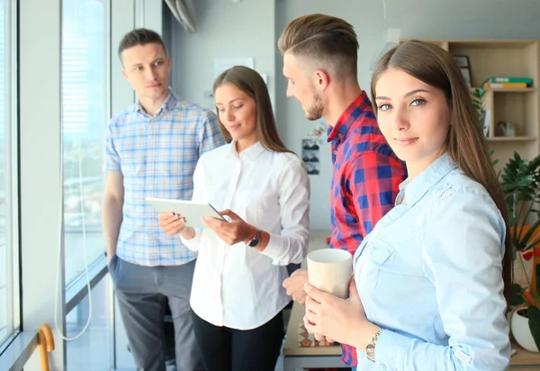 Nystartat företag, två handsame affärsmän som arbetar med dator på moderna kontor. — Stockfoto