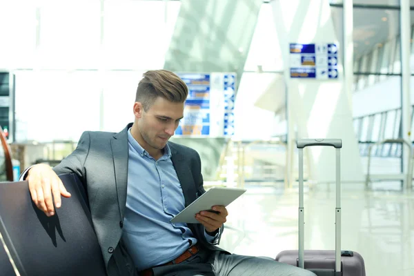 Empresário usando tablet digital no aeroporto Lounge de partida . — Fotografia de Stock