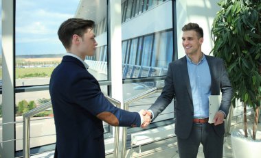 İş adamları el sıkışıyor, toplantıyı bitiriyor..