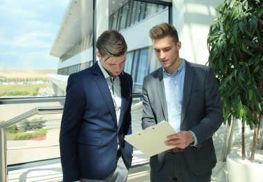 İki işadamı onun iş ofiste.