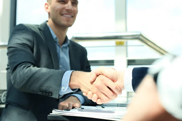 Forretningsfolk tar hverandre i hånden, avslutter et møte. – stockfoto