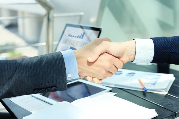 Empresários apertando as mãos, terminando uma reunião. — Fotografia de Stock