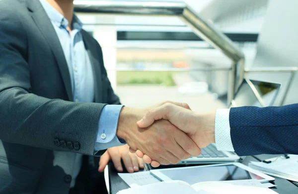 Empresários apertando as mãos, terminando uma reunião. — Fotografia de Stock