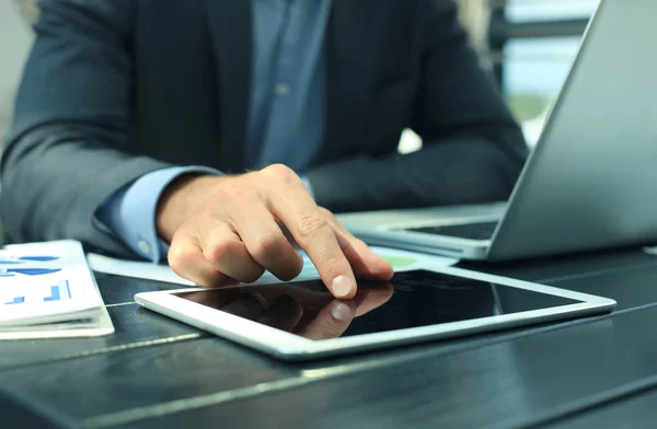 Geschäftsmann analysiert Finanzstatistiken auf dem Tablet-Bildschirm. — Stockfoto