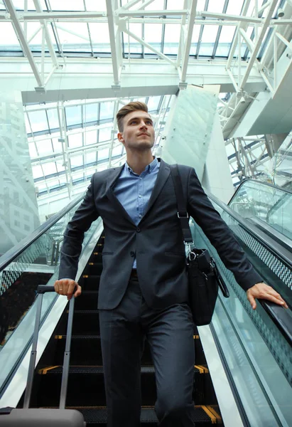 Homme d'affaires à l'aéroport descendant l'escalier roulant . — Photo