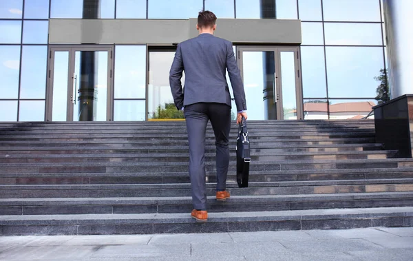 Бизнес-директор с портфелем поднимается по лестнице . — стоковое фото