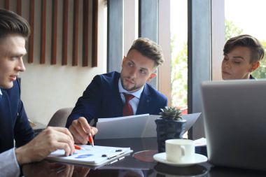 İş takım toplantısında Mali belge analiz.