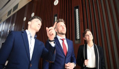 üç iş ortakları toplantısında fikirleri tartışmak portresi.