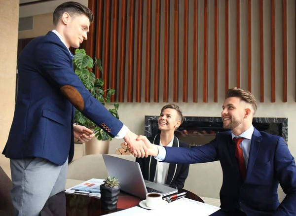 İş adamları el sıkışıyor, toplantıyı bitiriyor..