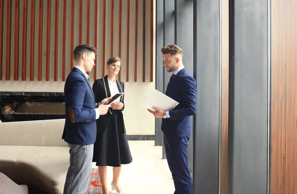 üç iş ortakları toplantısında fikirleri tartışmak portresi.