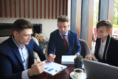 İş takım toplantısında Mali belge analiz.