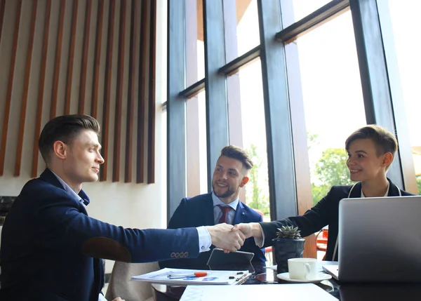 Empresários apertando as mãos, terminando uma reunião. — Fotografia de Stock