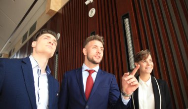 üç iş ortakları toplantısında fikirleri tartışmak portresi.