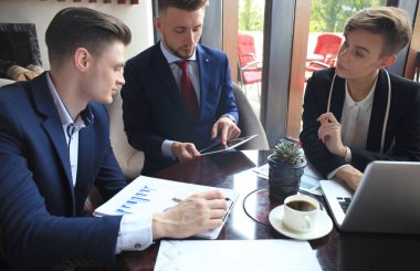 iş kişi mali tablet ekrandaki istatistik analiz.