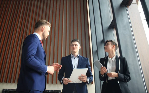 Portret van drie partners bespreken van ideeën tijdens vergadering. — Stockfoto