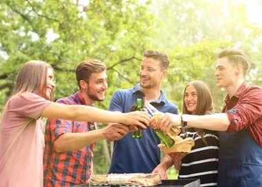 Arkadaşlar bira Barbekü doğada, kızartma.