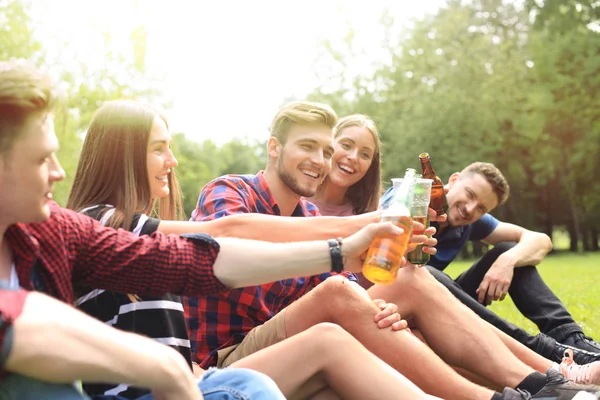 Happy mladí přátelé užívat piknik a jíst. — Stock fotografie