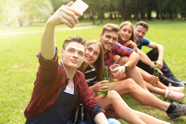 Mladí přátelé, kteří selfie během barbecue piknik. — Stock fotografie
