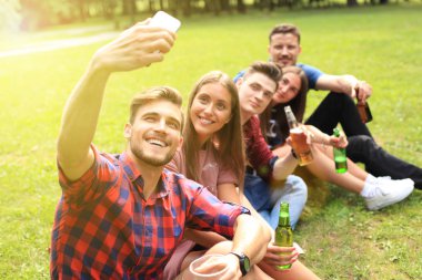 Genç arkadaşlar selfie Barbekü piknik sırasında alarak.