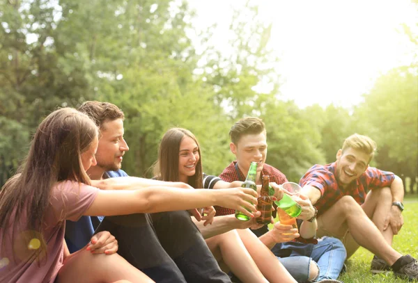 Happy mladí přátelé užívat piknik a jíst. — Stock fotografie