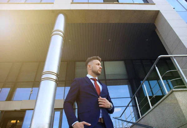 市建物の外に立っているスーツでハンサムな実業家の肖像画. — ストック写真