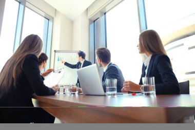 Takım antrenman çizelgesi ofisiyle iş konferansı sunumu.