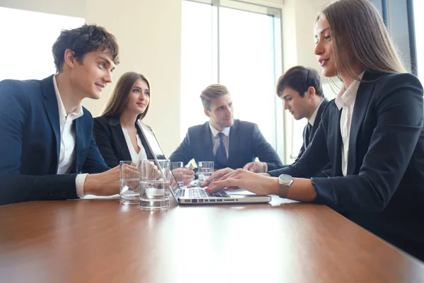 Επαγγελματική συνάντηση σε ένα γραφείο, οι επιχειρηματίες συζητούν ένα έγγραφο. — Φωτογραφία Αρχείου