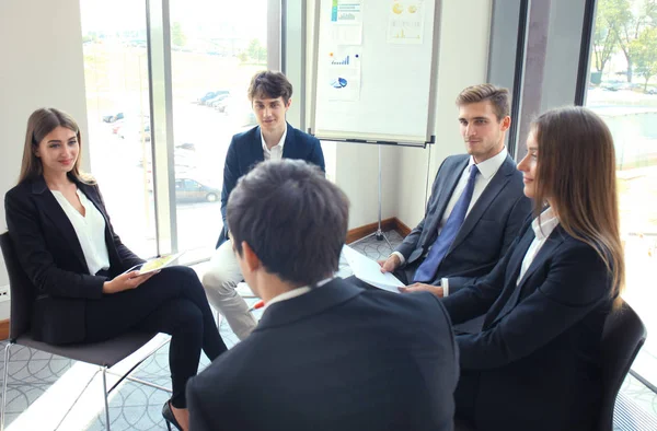 Pessoas de negócios criativas reunião em círculo de cadeiras . — Fotografia de Stock