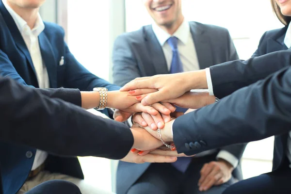 Un grupo de hombres de negocios tocando las manos juntos. Enfoque selectivo . — Foto de Stock