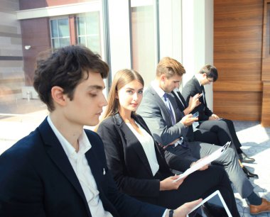 İş adamları iş görüşmesi için bekliyor.