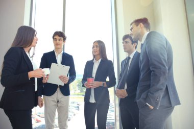 Grup toplantısında fikirleri tartışmak iş adamları.