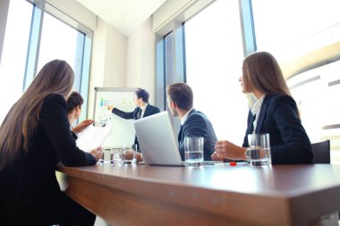 Takım antrenman çizelgesi ofisiyle iş konferansı sunumu.