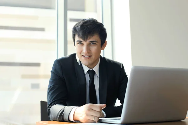 Young businessman working in the office with laptop. — Stock Photo, Image