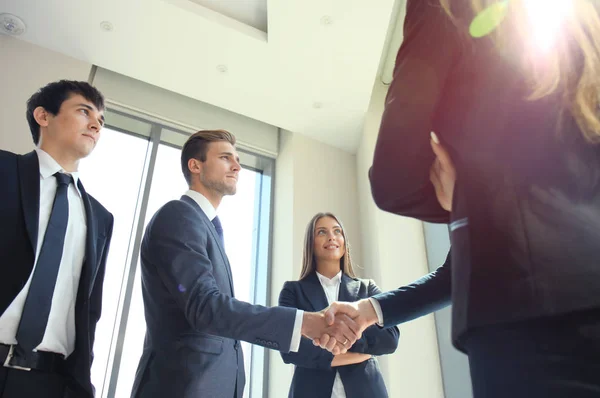 Empresários apertando as mãos, terminando uma reunião. — Fotografia de Stock