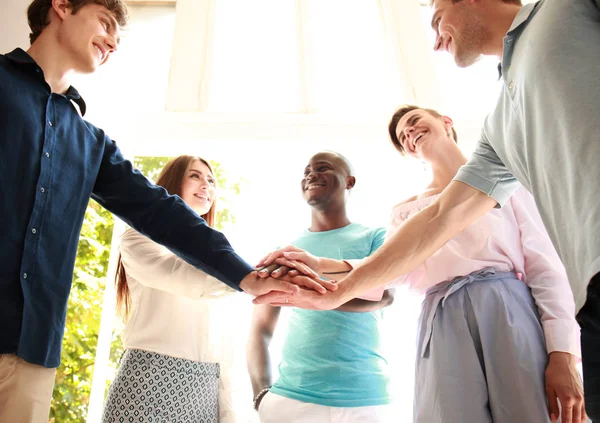 Mensen uit het bedrijfsleven gezamenlijk hand tijdens hun bijeenkomst. — Stockfoto