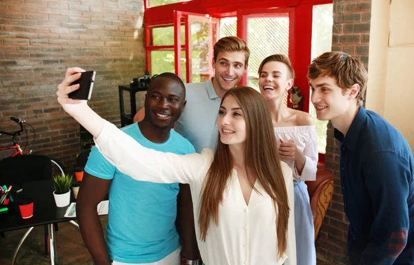 Groep van collega's die een selfie in het kantoor. — Stockfoto