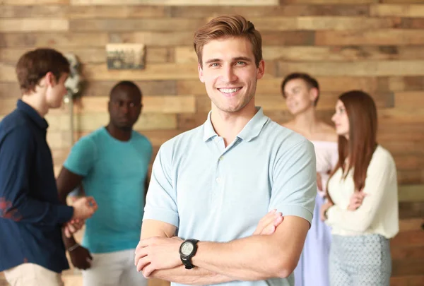 Líder de equipo con compañeros de trabajo trabajando en la oficina. — Foto de Stock