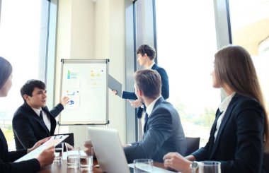 Takım antrenman çizelgesi ofisiyle iş konferansı sunumu.