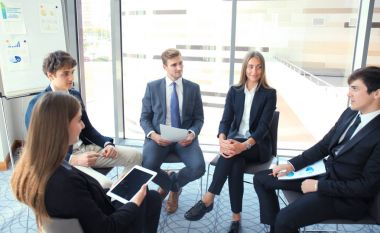 Sandalyeleri daire içinde toplantı yaratıcı iş adamları.