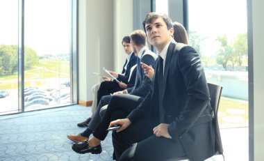 İş adamları iş görüşmesi için bekliyor.